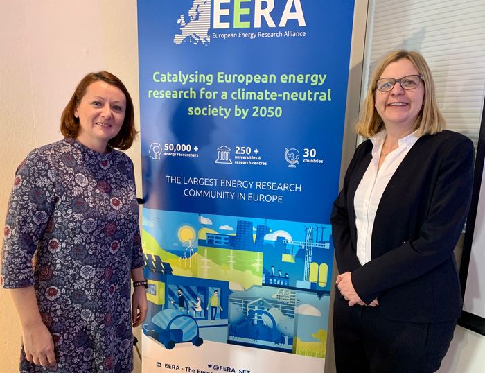 Dr. Elena H. Angelova und Prof. Dr. Daniela Thrän (DBFZ) stehen vor einem Rollup von EERA Bioenergy (Foto: © EERA)