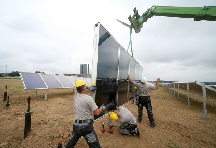 Errichtung eines 3.000 Quadratmeter großen Solarthermiefeldes © Bioenergiegenossenschaft Mengsberg eG