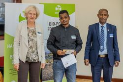 Kerstin Wilde and Dr. Solomon Tulu Tadesse present Ewunetu Tazebewa with his certificate for the Best Presentation Award.