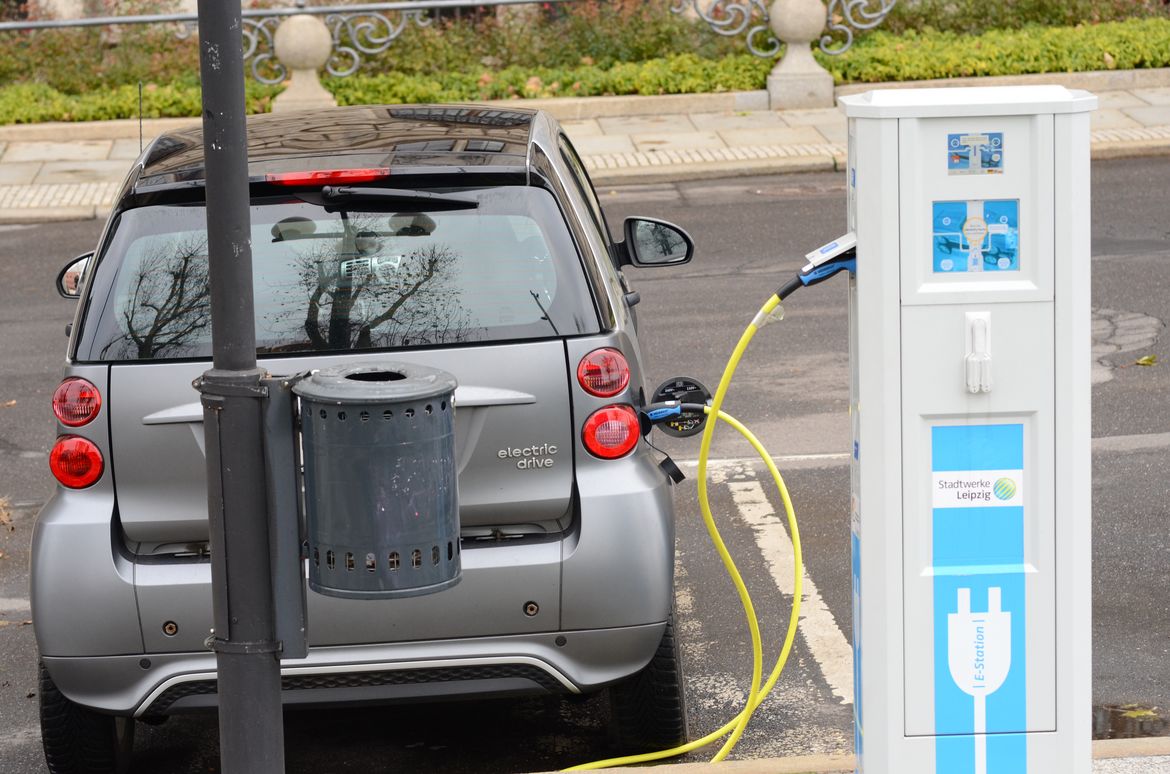 Elektroauto an einer Ladestation der Stadtwerke Leipzig (© DBFZ)