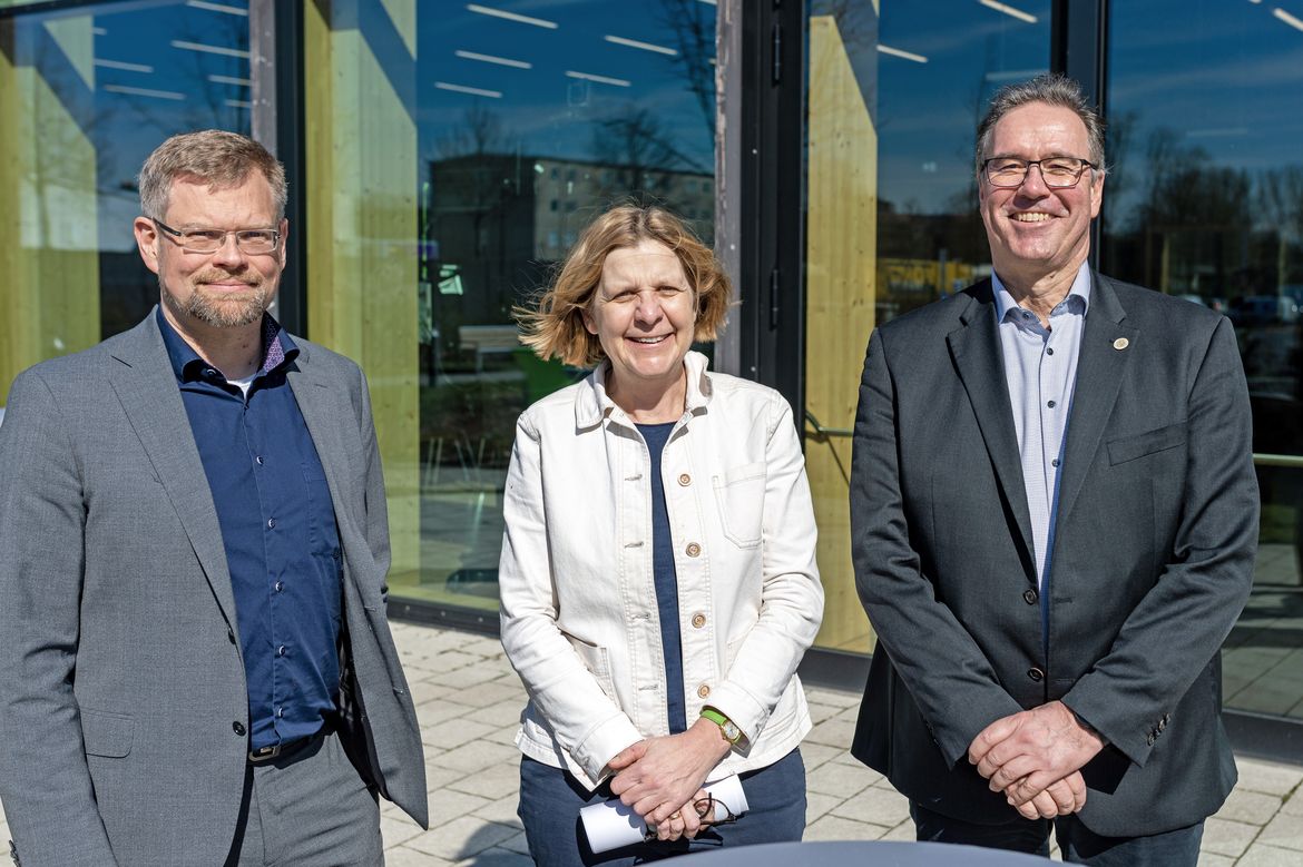 Prof. Dr. Daniela Thrän übergibt den DBFZ-Forschungsbereich „Bioenergiesysteme“ an Dr. René Backes (links)
