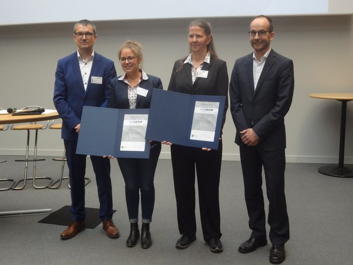 Laureates of the 12th Biogas Innovation Congress: Maria Braune (middle-left) and Dr. Heike Sträuber (middle-right)
