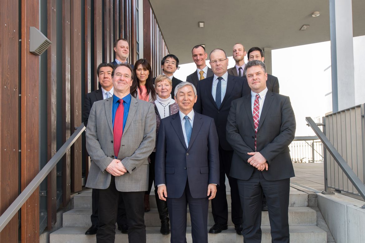 Representatives of DBFZ, the city of Leipzig and the Japanese research institute FFPRI on the occasion of the cooperation agreement on DBFZ (Picture: DBFZ)
