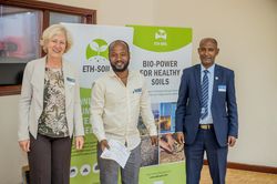 Kerstin Wilde and Dr. Solomon Tulu Tadesse present Getachew Mulatu with his certificate for the 1st place Best Presentation Award.