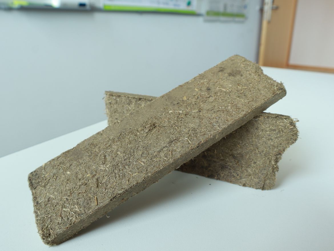 Moor-Faserplatten (ohne Bindemittel) Der fluffige MoorFaser Ausgangsstoff ermöglicht eine starke Komprimierung für Faserboards, die auch ohne Bindemittel funktionieren. Die Faserboards in als Platten für die Dämmung des Hauses genutzt werden.