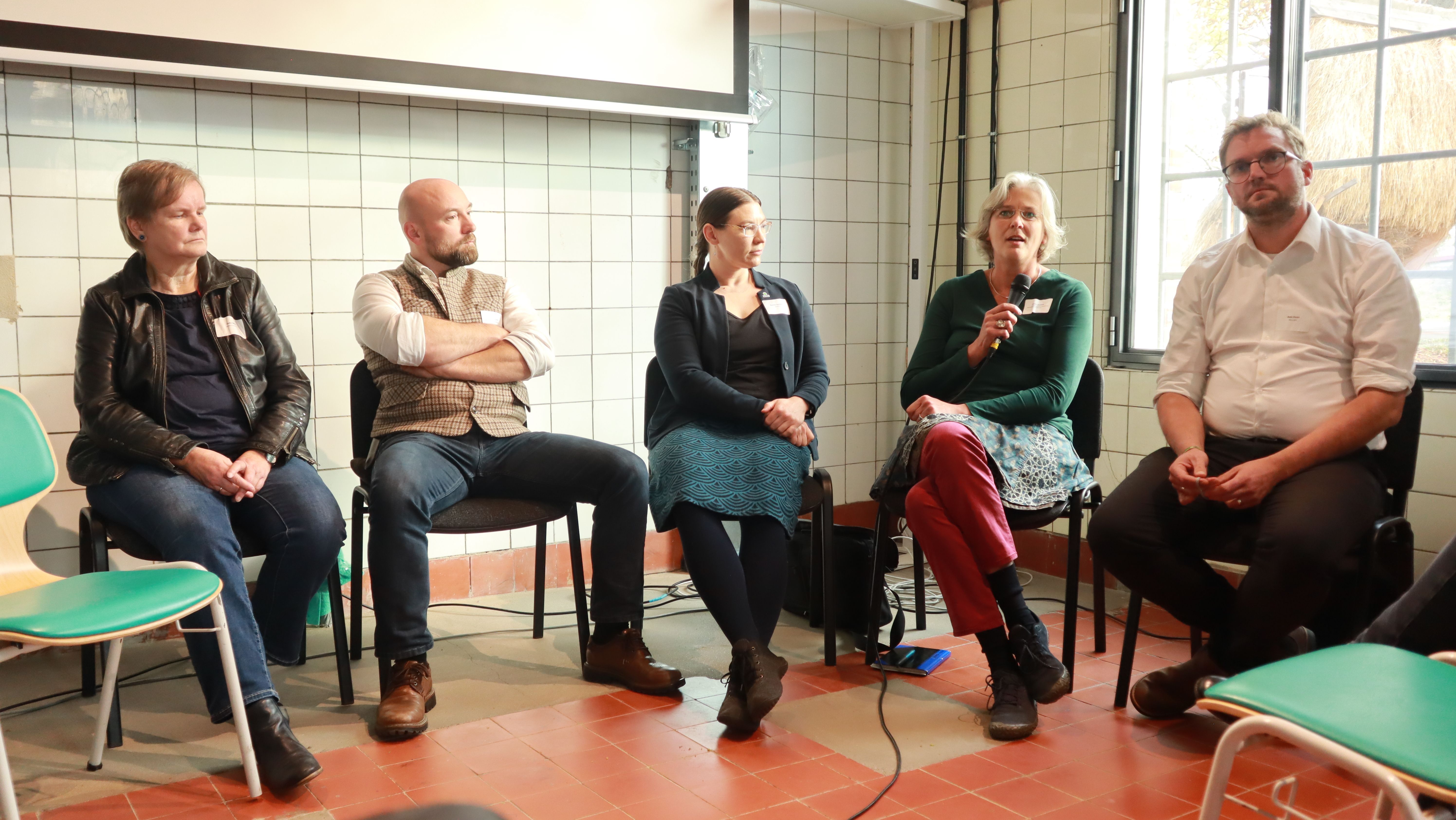 V. l. n. r. Dr. Heike Müller (Kreisbauernverband Malchin); Ludwig Bork (Argrotherm GmbH); Mareike Herrmann (BUND MV); Kristin Zscheile (Naturpark Mecklenburgische Seenplatte und Kummerower See); Dr. Malte Ehrich (LM MV)