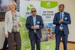 Kerstin Wilde and Dr. Solomon Tulu Tadesse present Prof. Fantaw Yimer with his certificate for the Best Presentation Award.