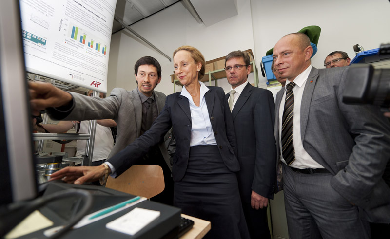 Die Minister Frank Kupfer und Sabine von Schorlemer lassen sich im Technikum des DBFZ ein Forschungsprojekt demonstrieren. © André Künzelmann/UFZ